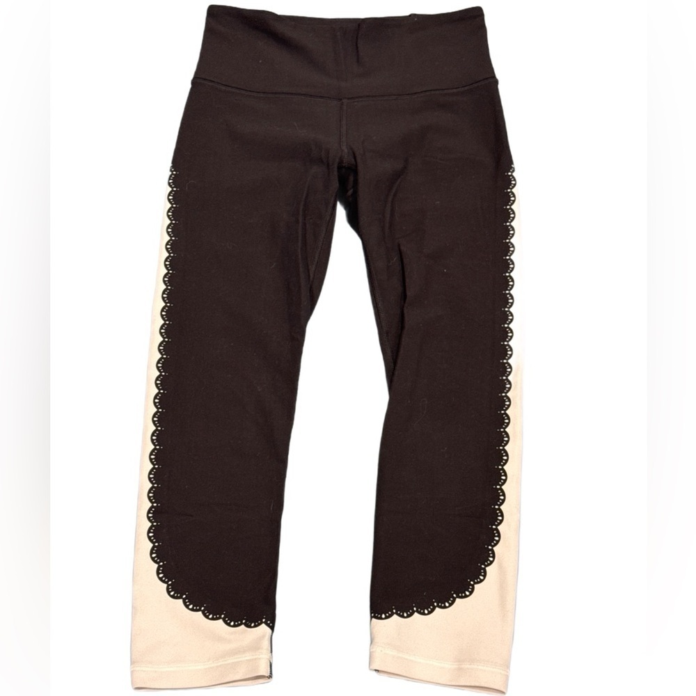 Athleta Black and Cream Scalloped Leggings XS